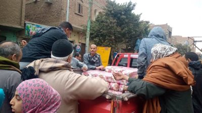 منافذ بيع متحركة لتوفير السلع الغذائية بأسعار مخفضة بقرى ملوي