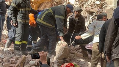 إنقاذ سيدة اتصلت هاتفيًا بفريق الإنقاذ من تحت الأنقاض بعد مرور 8 ساعات من انهيار العقار السكني بأسيوط 