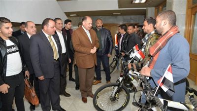 محافظ أسيوط يسلم 30 دراجة هوائية لأبناء وأسر الشهداء والمصابين ضمن مبادرة 