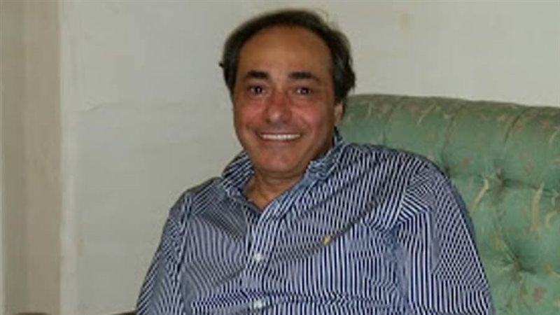 الكاتب الصحفي أكرم