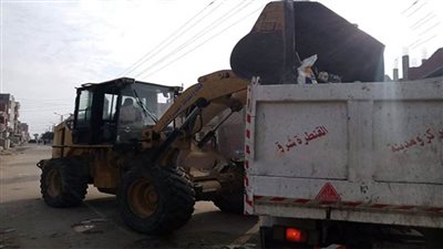 رفع القمامة والمخلفات بنطاق مركز ومدينة القنطرة شرق بالإسماعيلية 