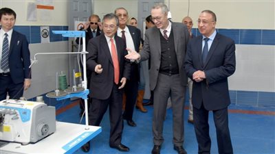 محافظ الإسكندرية وسفير اليابان يفتتحان ورشة حياكة متكاملة في غيط العنب