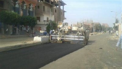 الطرق: بدء العمل في رصف وترميم اتجاهين بطريق الخارجة باريس بالوادي الجديد