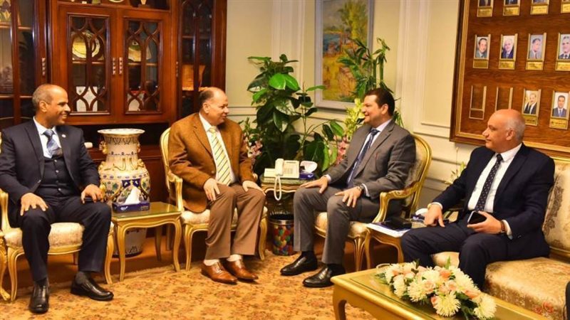 محافظ أسيوط يستقبل