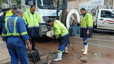 محافظ الإسكندرية يتابع تمركزات سيارات شركة الصرف الصحي للتعامل مع الأمطار