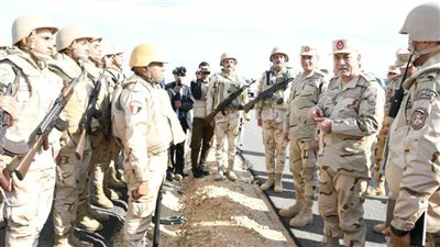 رئيس الأركان يتفقد عناصر القوات المسلحة وعددًا من المشروعات التنموية بشمال سيناء