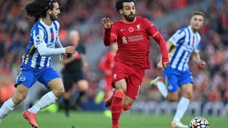 محمد صلاح يراوغ لاعبي