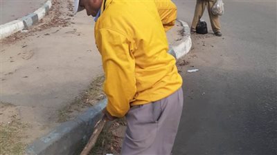 تكثيف أعمال تطهير بالوعات صرف الأمطار بحي ثاني الإسماعيلية 