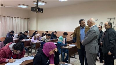 رئيس جامعة بنها يتفقد سير الامتحانات بكلية هندسة شبرا 