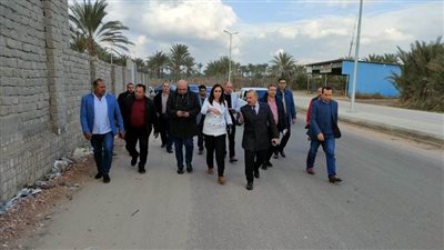 نائب المحافظ تتفقد أعمال التطوير الجارية بطريق الملح بمدينة إدكو
