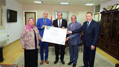 رئيس جامعة سوهاج يتسلم شهادة التصنيف الدولية للجامعات المستدامة ٢٠٢٢