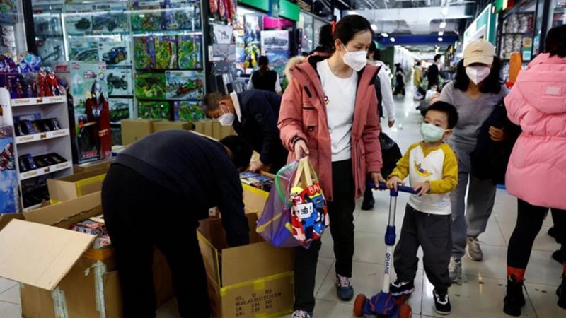 امرأة وطفل يمشيان