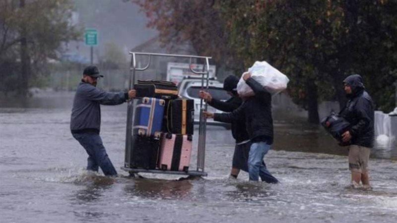 السيول والأمطار تحيط