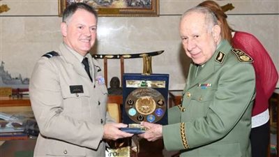 الجزائر وبريطانيا تبحثان تعزيز التعاون العسكري الثنائي والأوضاع الإقليمية والدولية