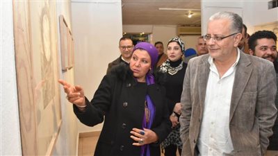 تفاصيل افتتاح معرض «خطين وبس» للدكتورة حنان موسي بقاعة الباب