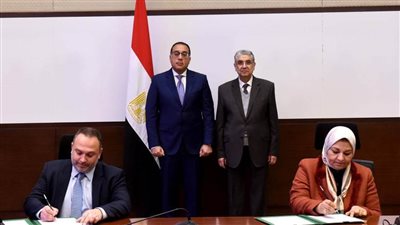 رئيس الوزراء يشهد مراسم توقيع عقدي تقديم خدمات استشارية في قطاع الكهرباء والطاقة الجديدة والمتجددة