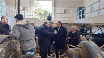 رئيس مياه القناة يفاجئ عددًا من المحطات لمتابعة سير وانتظام العمل 