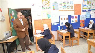 محافظ أسيوط يتفقد لجنتي مدرستي الوحدة العربية ودرية الحسيني للاطمئنان على امتحانات الشهادة الإعدادية 