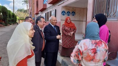 رئيس جامعة بنها يلتقي بطلاب المدينة الجامعية بمشتهر