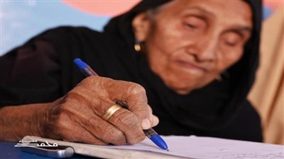 لا أمية مع كرامة.. الحاجة زبيدة تحصل على الشهادة في عمر ٨٧ عامًا