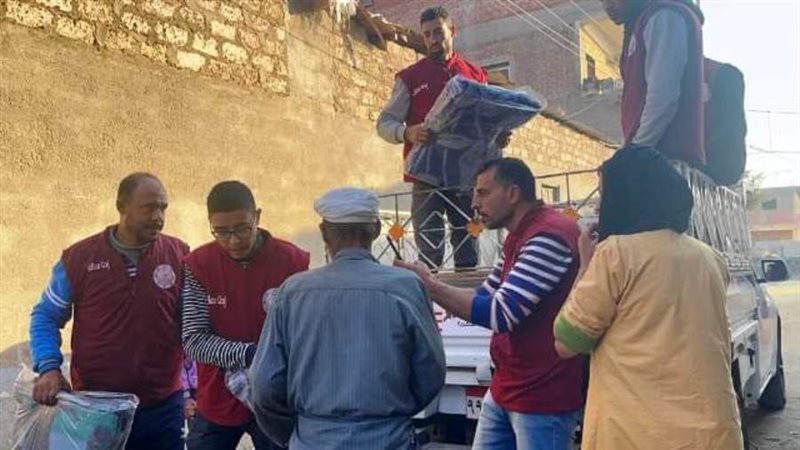 جانب من توزيع البطاطين