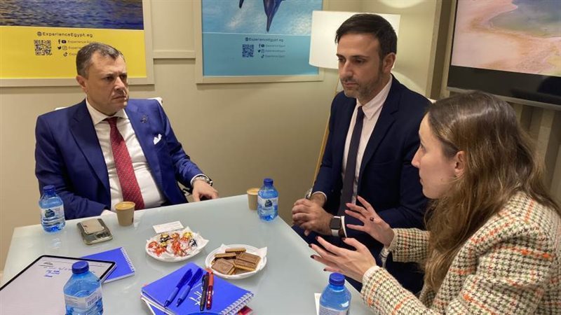 وزير السياحة يلتقي