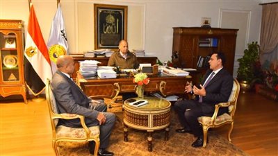 محافظ أسيوط يلتقي أمين حزب الشعب الجمهوري لتفعيل المشاركة المجتمعية للحزب والتوسع في فتح منافذ السلع الغذائية بأسعار مخفضة