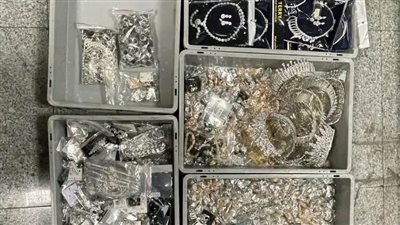 جمارك مطار برج العرب تضبط محاولتي تهريب هواتف محمولة ومشغولات فضية