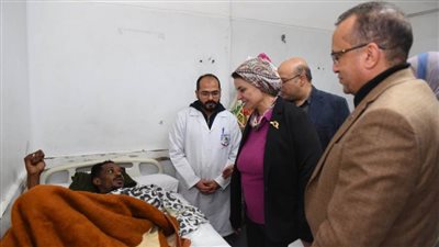 رئيس جامعة أسيوط تطمئن على المصابة في حادث القطار والشاب السوداني الذي أنقذ حياتها