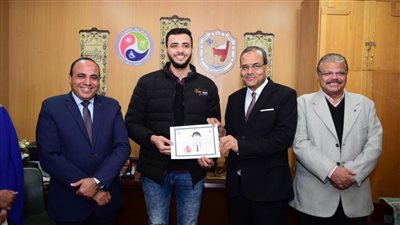 رئيس جامعة سوهاج يكرم ٣٢ طالبًا لاجتيازهم ورشة لغة الإشارة المتخصصة بمركز نور البصيرة