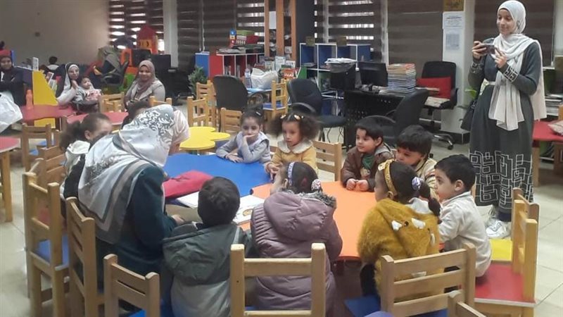 محافظ أسيوط مكتبة