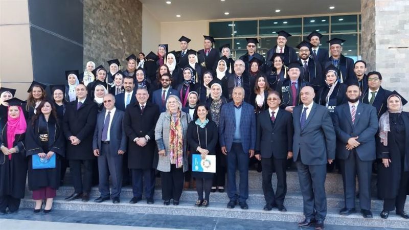 الخريجين مع رئيس