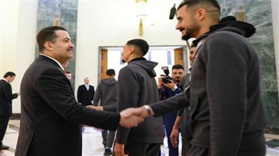 رئيس الوزراء العراقي يكرم منتخب بلاده لكرة القدم عقب فوزه بـ