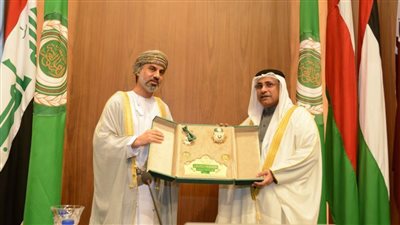 البرلمان العربي يمنح رئيس مجلس الشوري العماني وسام التميز العربي