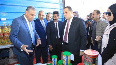 محافظ سوهاج يتفقد معرض 