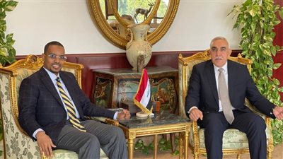 السفير العراقي يستقبل نظيره الصومالي بمقر السفارة في القاهرة