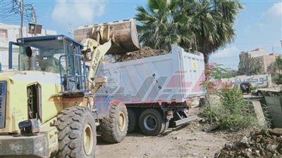 رفع مخلفات ونواتج الترع والمصارف علي مدار 24 ساعة بكفر الشيخ