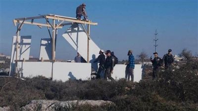 مستوطنون يحاولون إعادة بناء بؤرة استيطانية أصدر وزير الدفاع الإسرائيلي قرارًا بإزالتها
