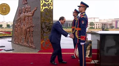 الرئيس السيسي يتوج النصب التذكاري بأكاديمية الشرطة بالزهور 