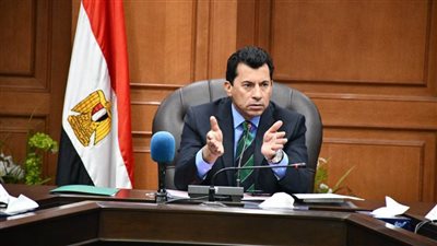 بالصور.. وزير الرياضة يحقق أمنية الطفلة تاليا بطلة 