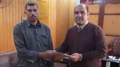 رئيس مدينة بيلا يسلم عقود تقنين أراضي أملاك الدولة