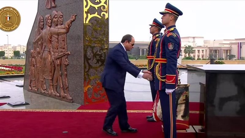 الرئيس السيسي يضع
