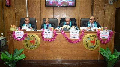 رئيس جامعة سوهاج يشهد فعاليات مناقشة دكتوراة عن 