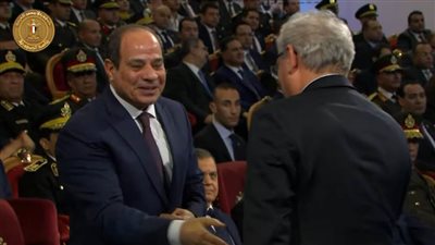 عاجل.. الرئيس السيسي يصافح أسر أبطال ملحمة الشرطة وأبرزهم قائد بلوكات النظام بالسويس