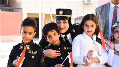الداخلية تشارك طلبة المدارس الاحتفال بعيد الشرطة وتقوم بتوزيع الهدايا‏