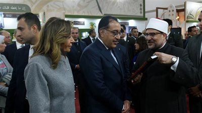 رئيس مجلس الوزراء يتفقد جناح المجلس الأعلى للشؤون الإسلامية بمعرض الكتاب