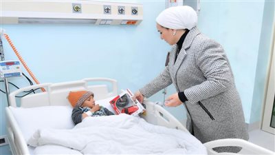 بالصور..السيدة الأولى تقدم الهدايا لأطفال مستشفى شفاء الأورمان...وتوجه التحية لمن يخفف آلامهم
