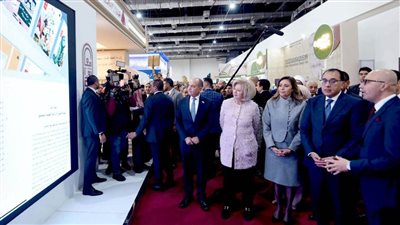 رئيس الوزراء يشيد بجناح وزارة التنمية المحلية بمعرض القاهرة الدولي للكتاب