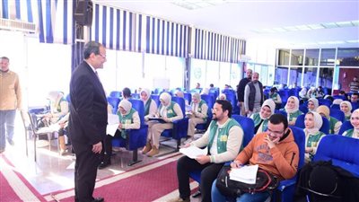 رئيس جامعة سوهاج يتابع امتحانات العملي للفرقة السادسة بكلية الطب ويشارك الطلاب احتفالهم بانتهائها   