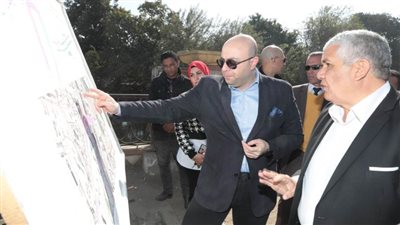 محافظ بني سويف يعاين 